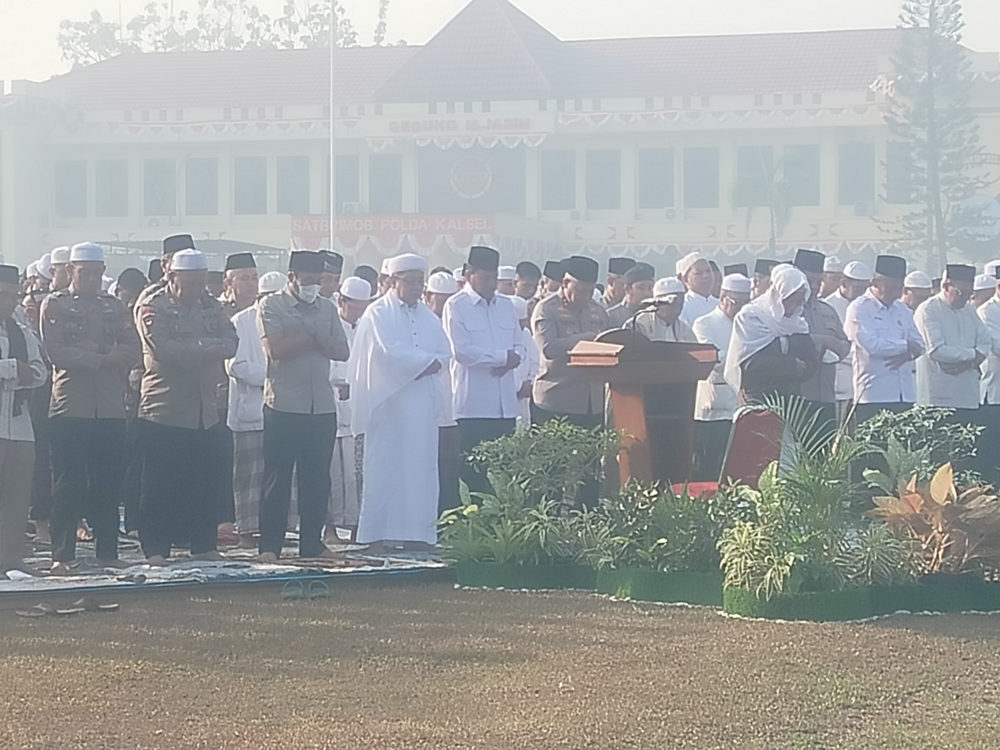 Salat Istisqa Digelar di Tengah Kabut Asap, Kapolda Kalsel Ajak Masyarakat Bersama Hadapi Kemarau