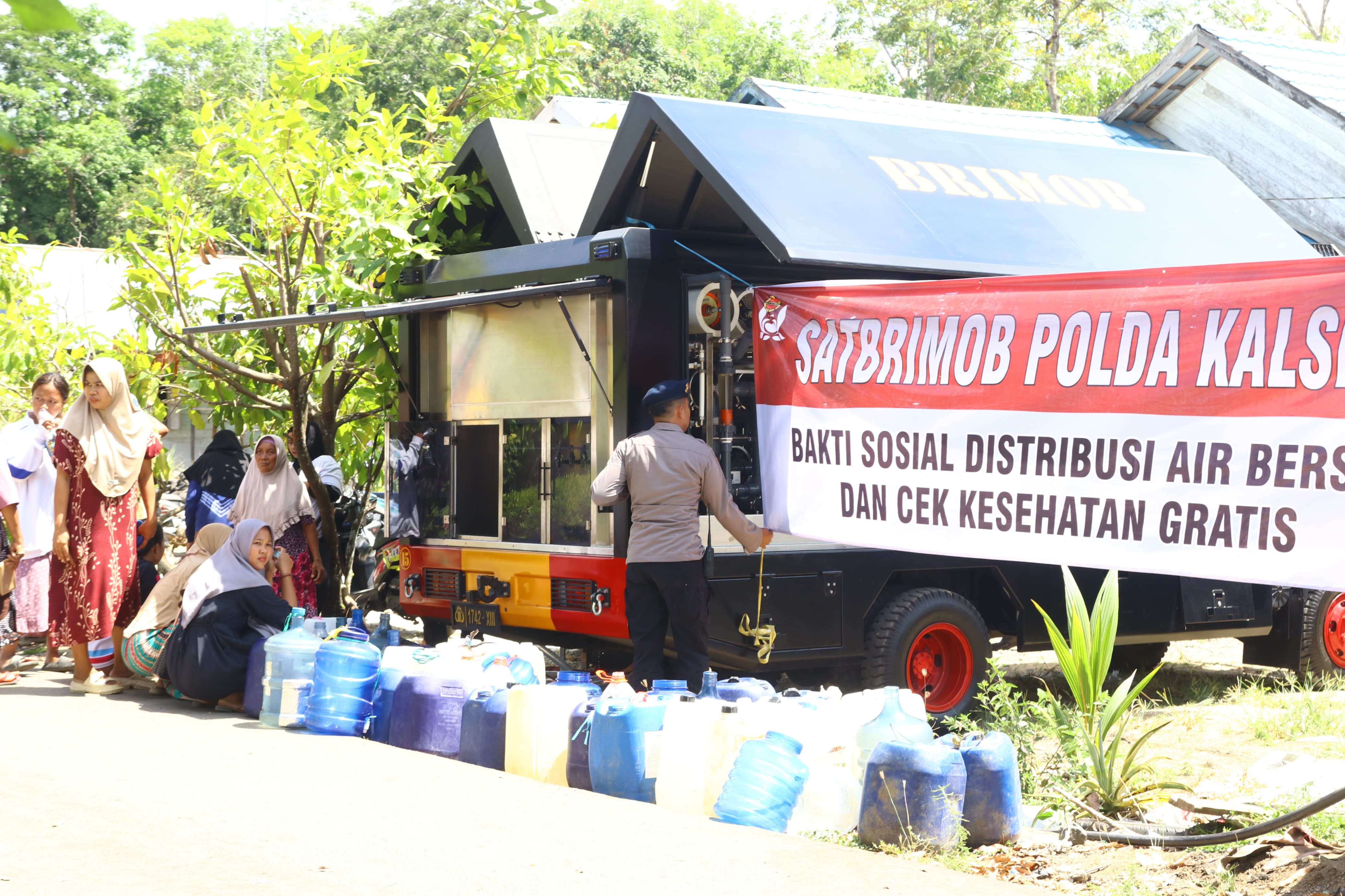 Satbrimob Polda Kalsel Salurkan 17 Ribu Liter Air Bersih dan Layanan Kesehatan Gratis untuk Warga Mataraman