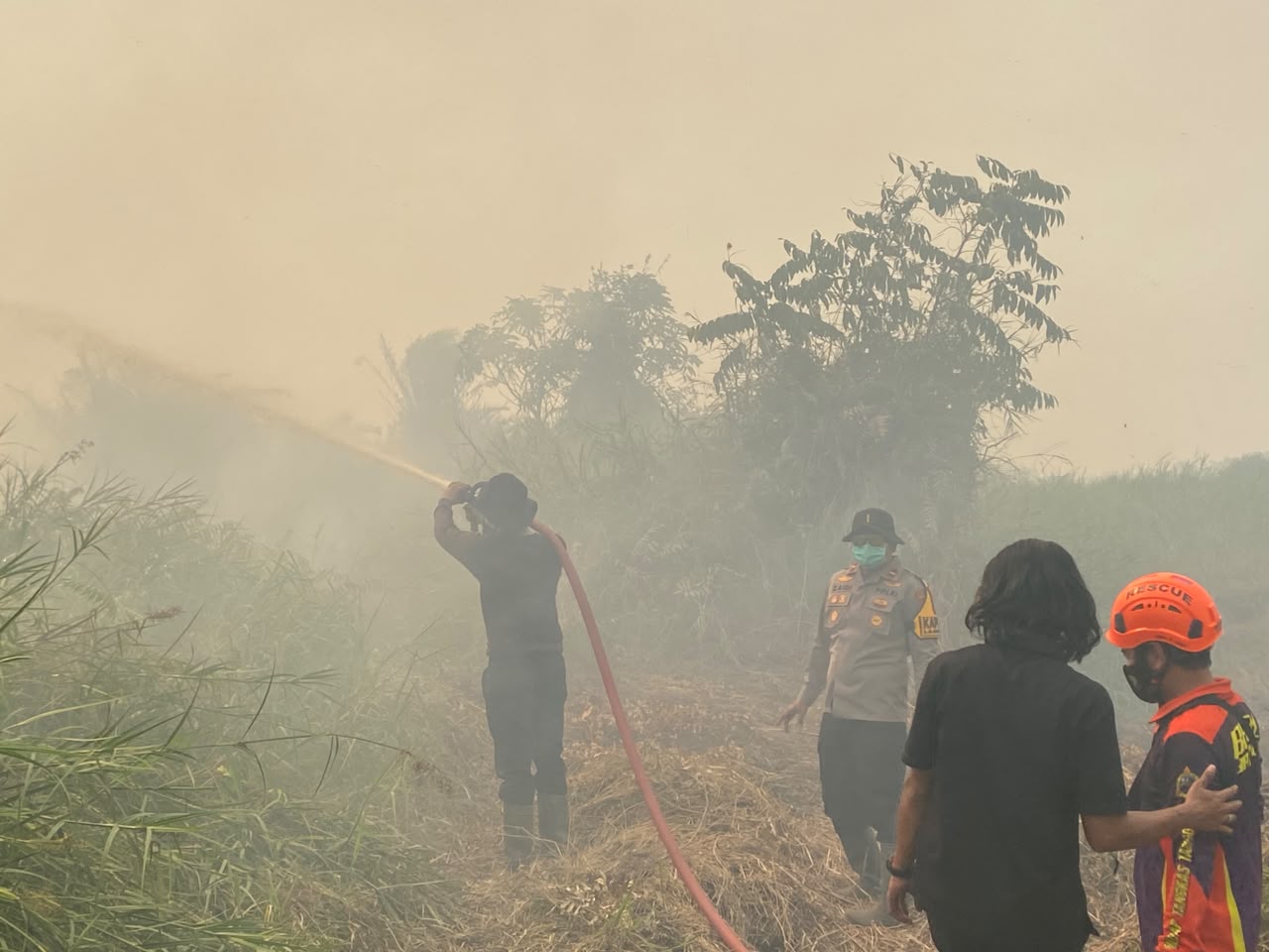 Cepat tanggap Anggiat Polres Balangan Bersama Relawan Padamkan Api Di Wilayah Kecamatan Lampihong